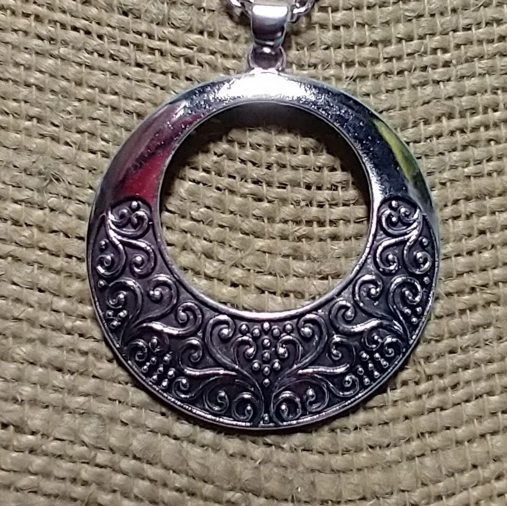 Silvertone intricate scroll design circle necklace wire earrings set